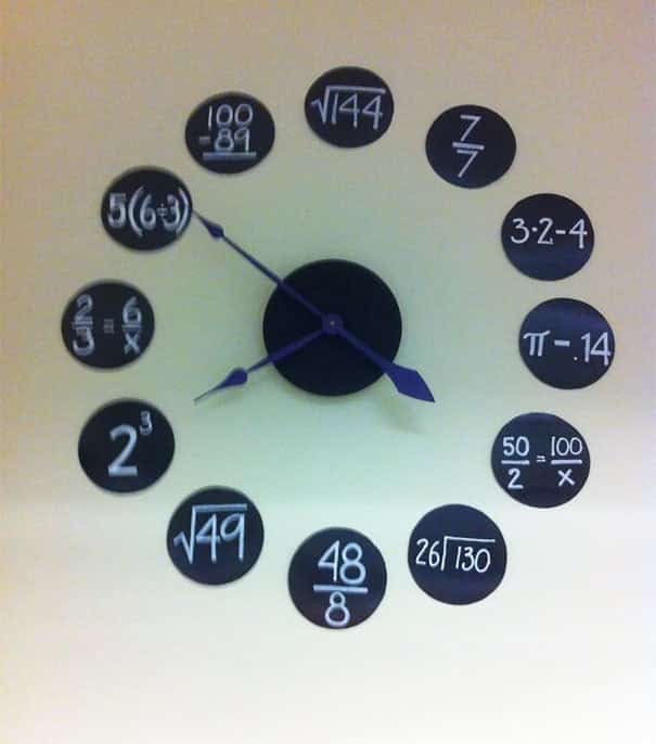 Часы в уже полюбившемся нам математическом классе