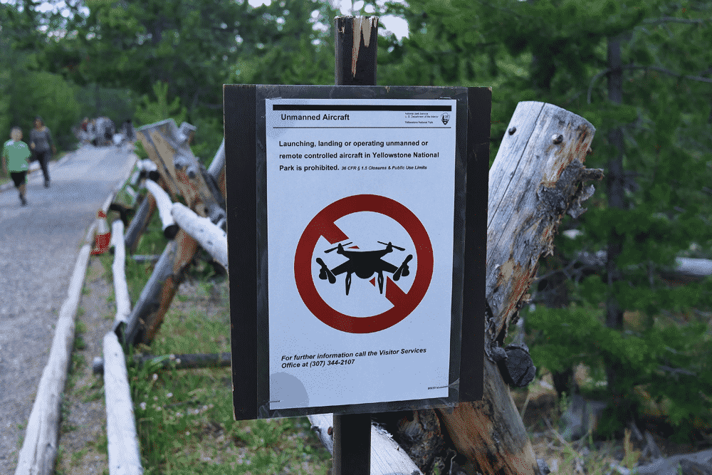 Запрет дронов в россии. Запрет квадрокоптеров. Табличка летание на квадрокоптерах запрещено. Запрет на беспилотники. Запрет полетов квадрокоптеров.